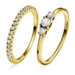 Tidløs og trendy 2-i-1 ring i forgylt sølv dekorert med glitrende zirkonia. Ringene er flotte i sammen eller sammen med andre ringer. Finnes også i rhodinert sølv., størrelse 54